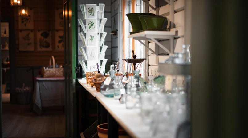 En del av Gunnebos butik där kort, glas och porslin exponeras.