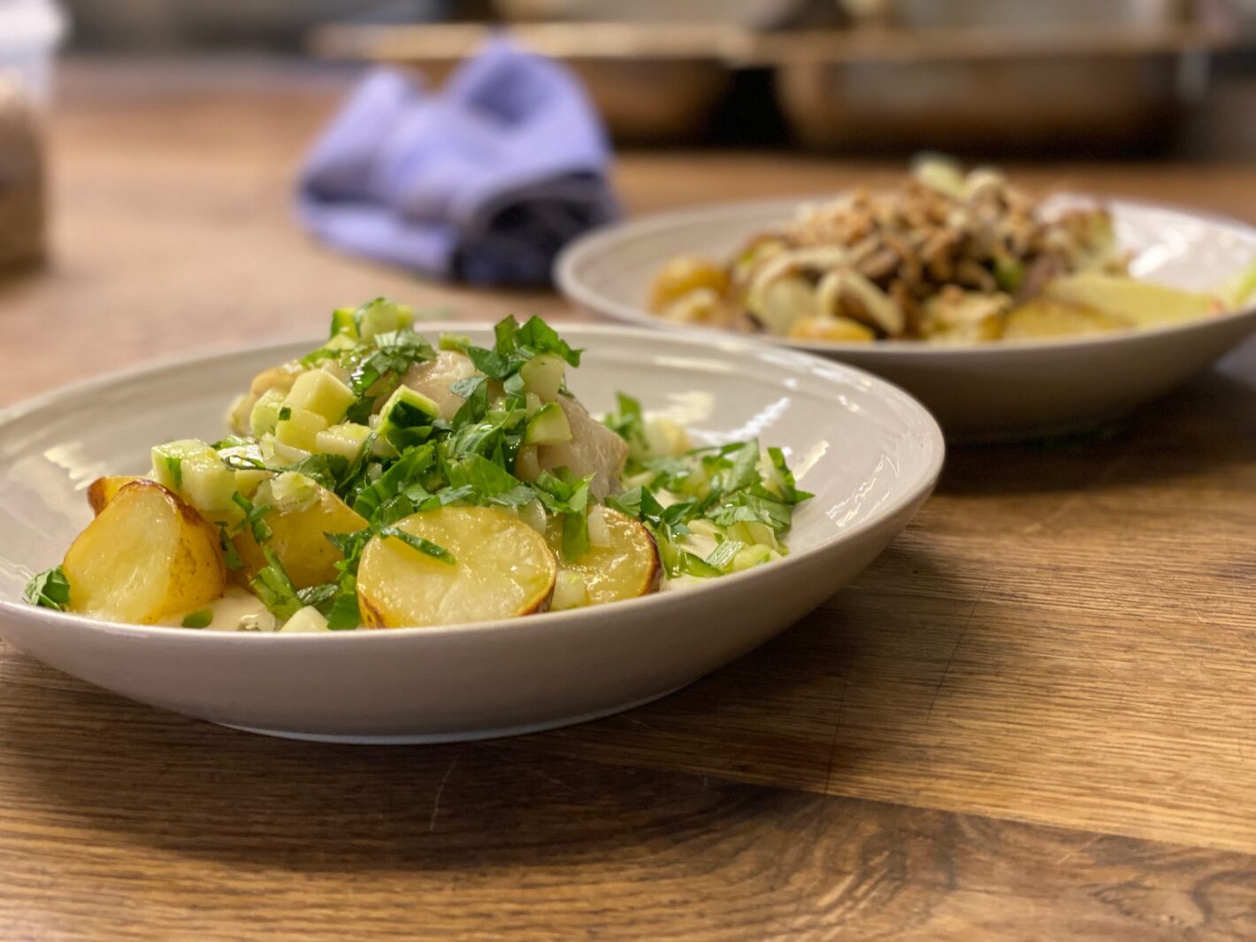 Två tallrikar fyllda med mat